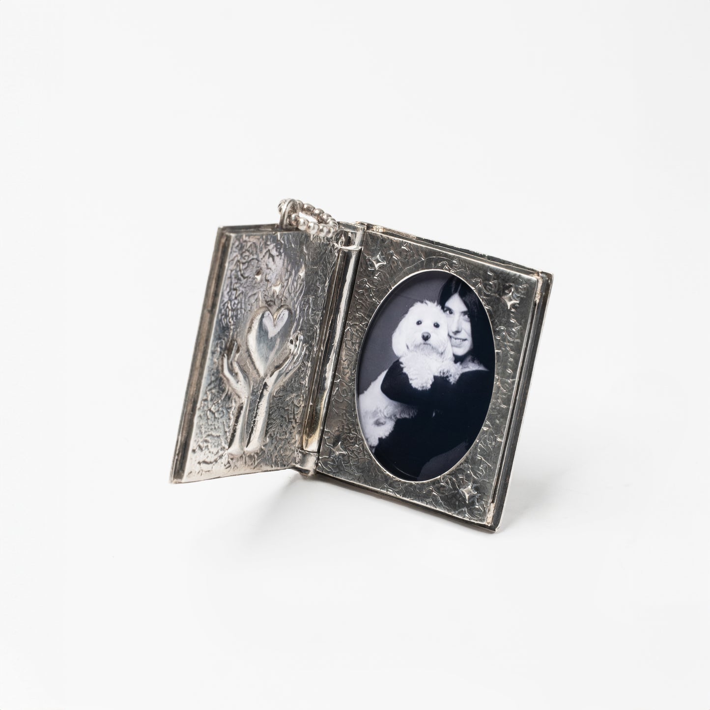 Dettaglio pendente libro apribile con pietra naturale ametista – gioiello porta ricordi artigianale made in Italy by Aduna Jewels