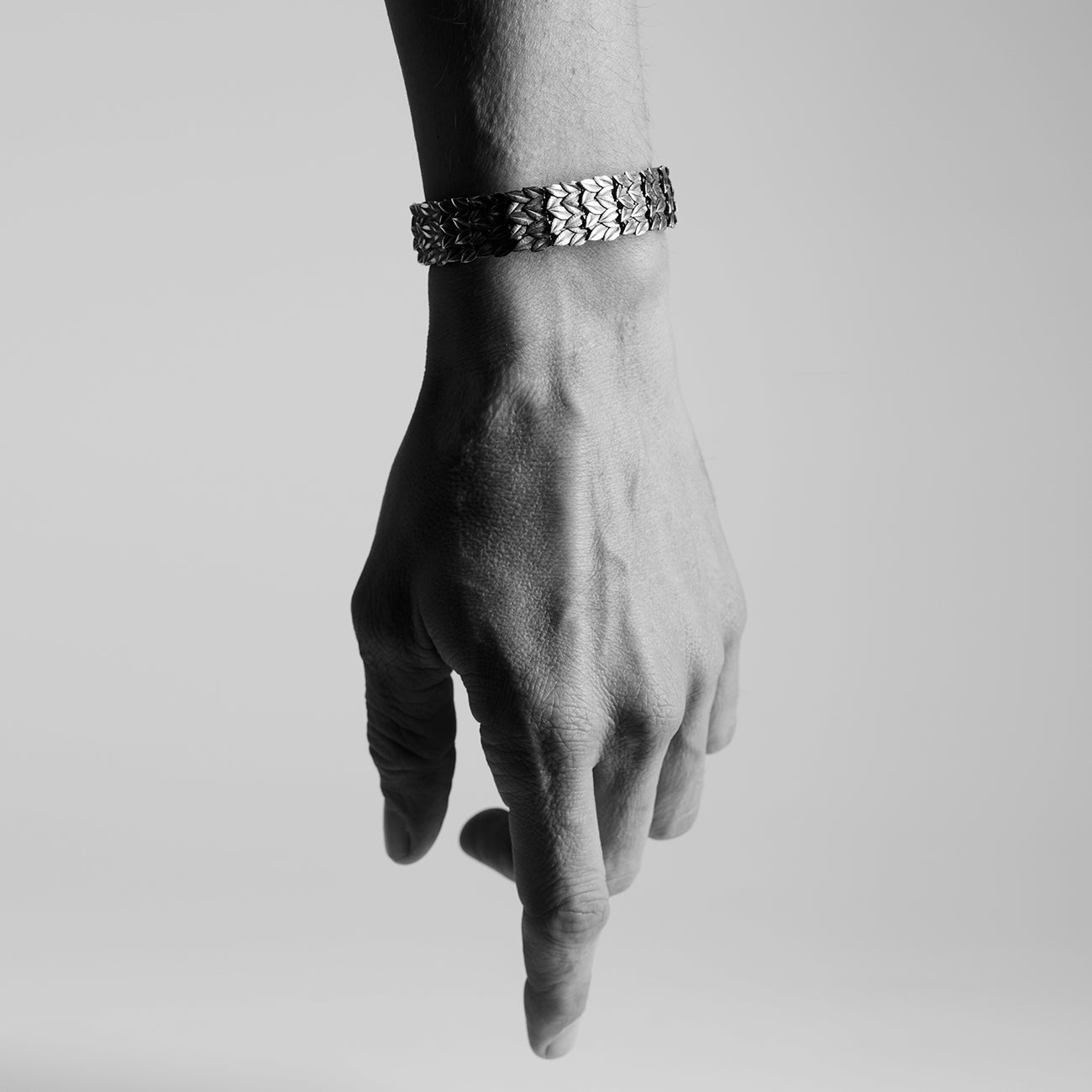 Foto lifestyle bracciale Laurus indossato: argento 925 brunito con foglie di alloro – Aduna Jewels