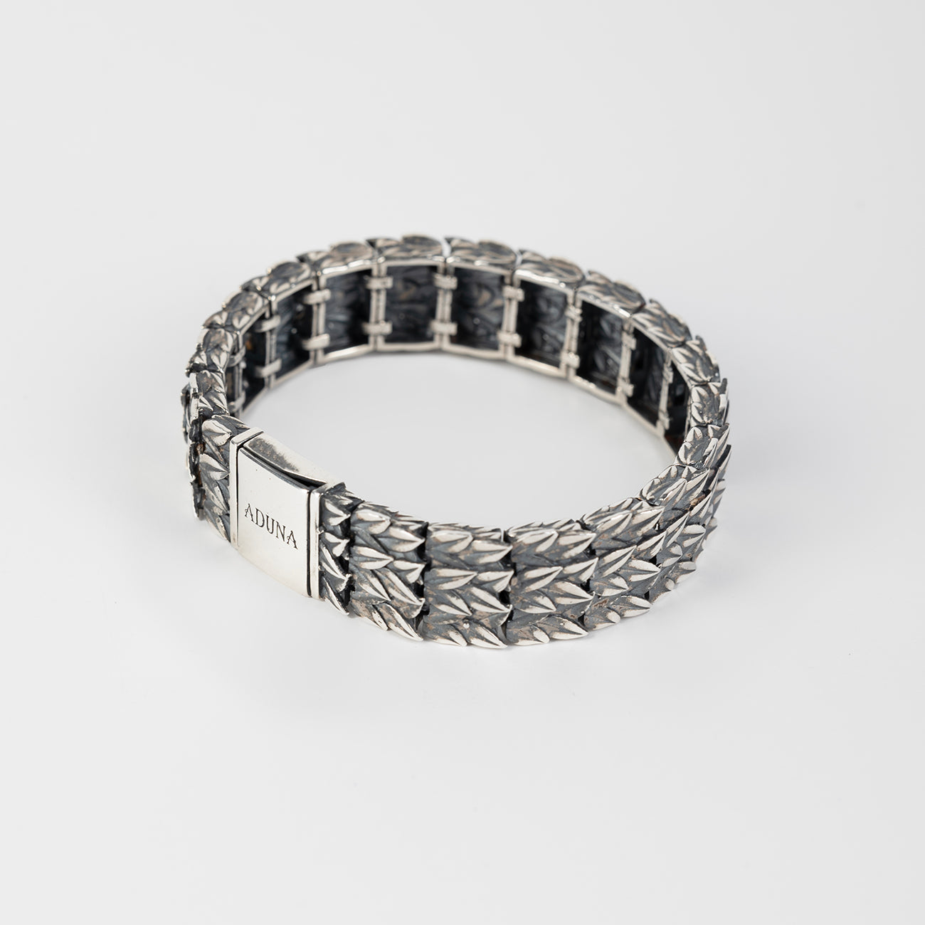 Dettaglio bracciale Laurus: maglie rettangolari in argento 925 brunito con finitura artigianale e snodo flessibile – Aduna Jewels