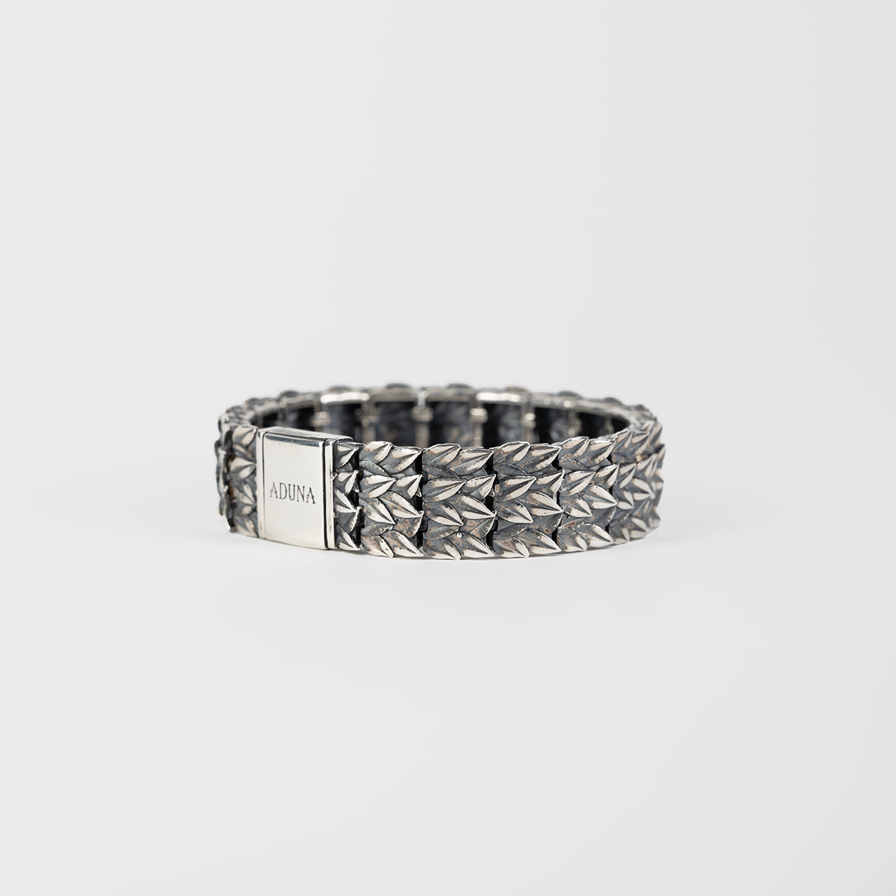 Bracciale rigido artigianale in argento 925 brunito lucido con maglie botaniche a foglia di alloro – Aduna Jewels