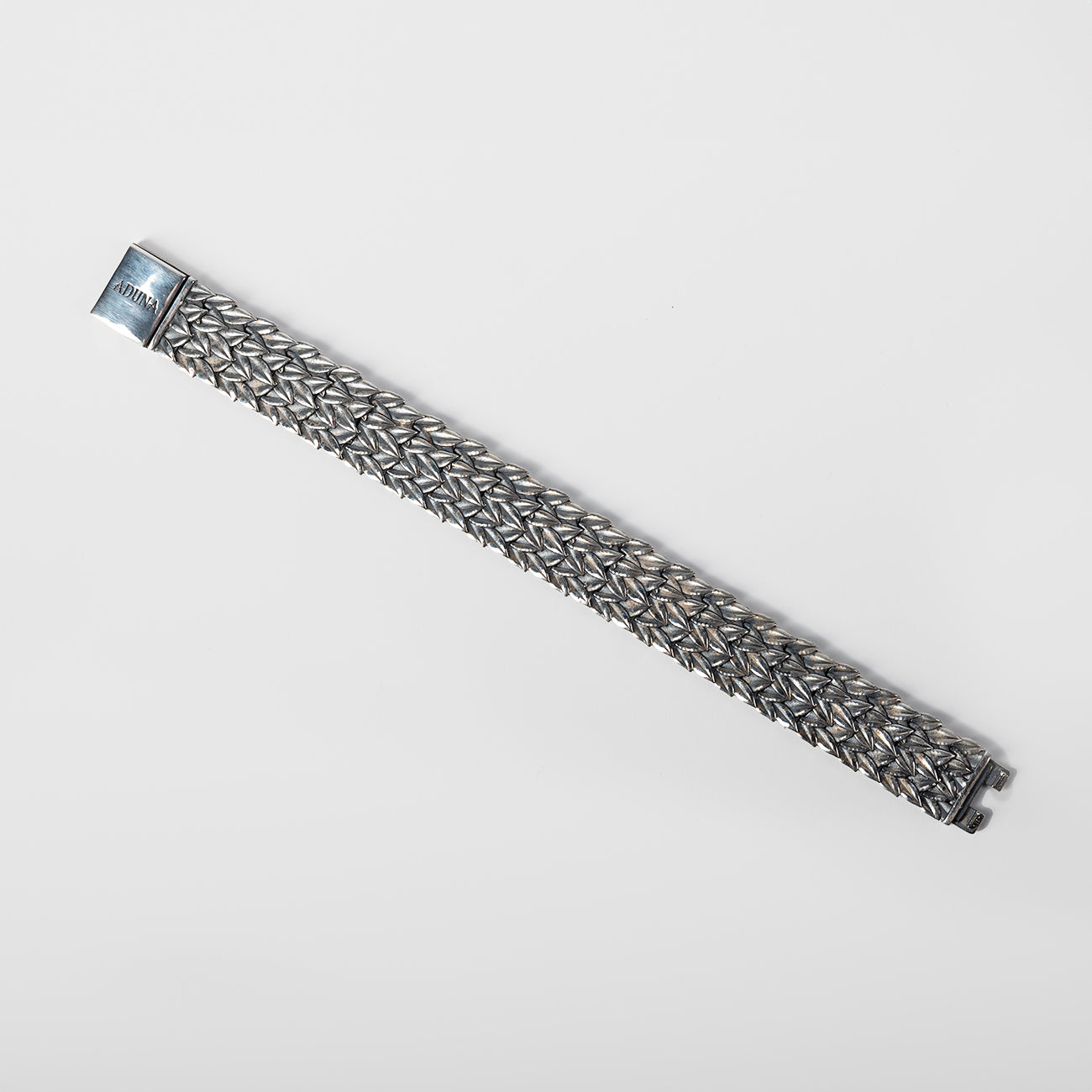 Dettaglio bracciale Laurus: maglie rettangolari in argento 925 brunito con finitura artigianale e snodo flessibile – Aduna Jewels