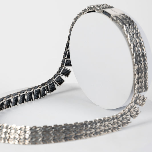 Dettaglio collana Laurus: maglie rettangolari in argento 925 brunito con foglie di alloro – Aduna Jewels