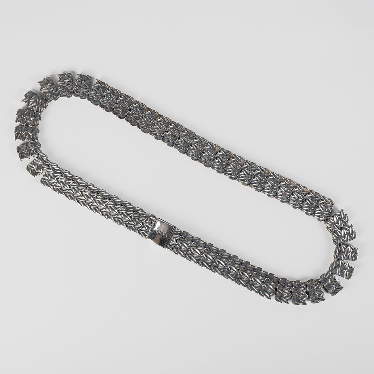 Dettaglio collana Laurus: maglie rettangolari in argento 925 brunito con foglie di alloro – Aduna Jewels