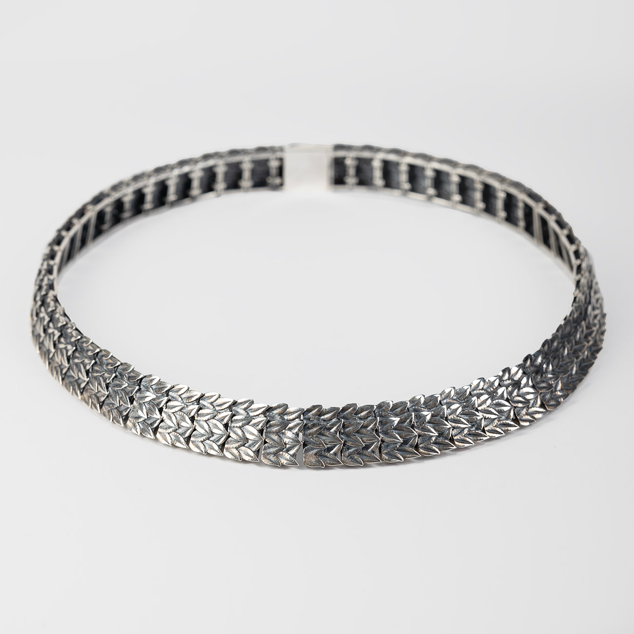 Collana girocollo artigianale in argento 925 brunito con maglie botaniche alloro – Aduna Jewels