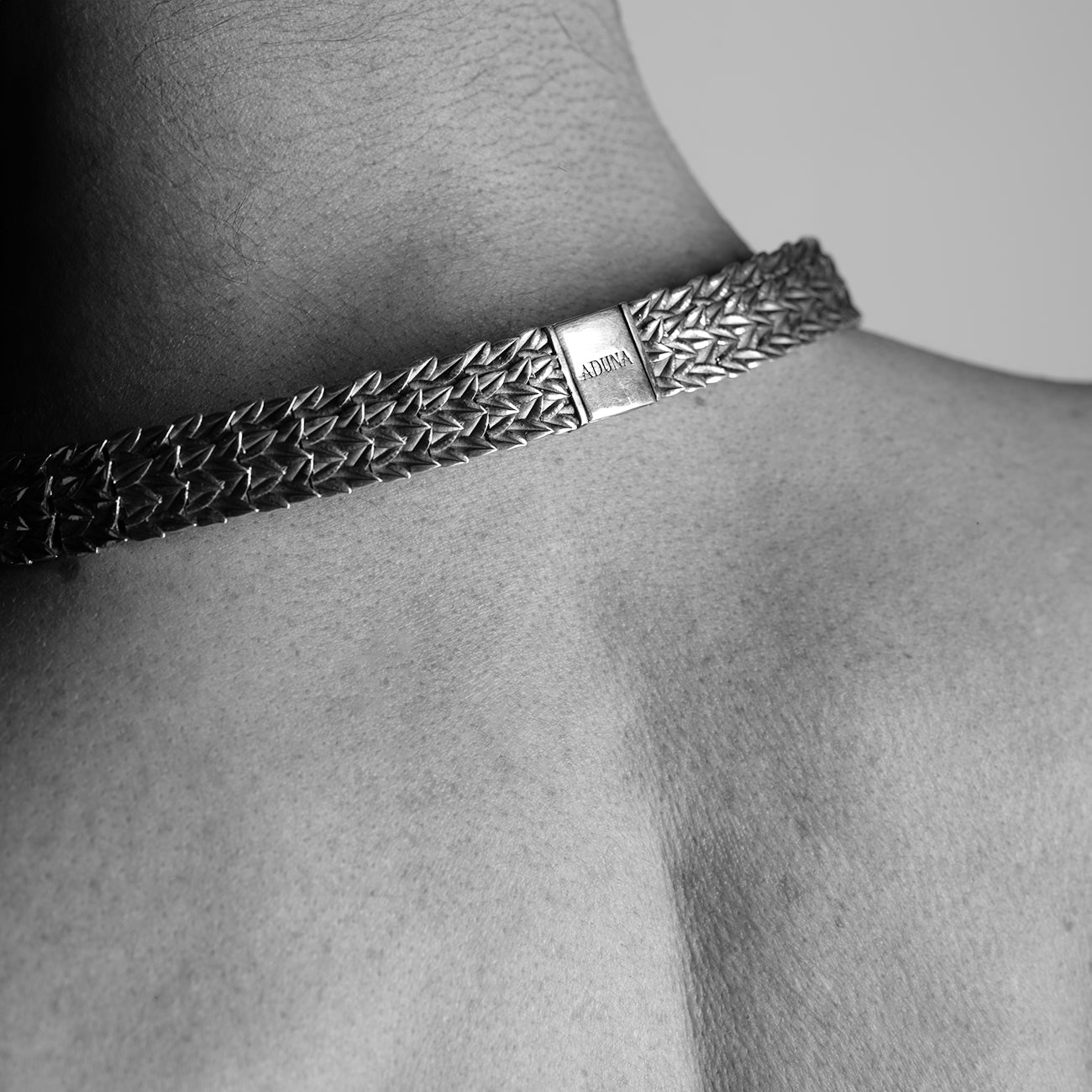 Foto lifestyle collana Laurus in argento 925 brunito con foglie di alloro indossata – Aduna Jewels