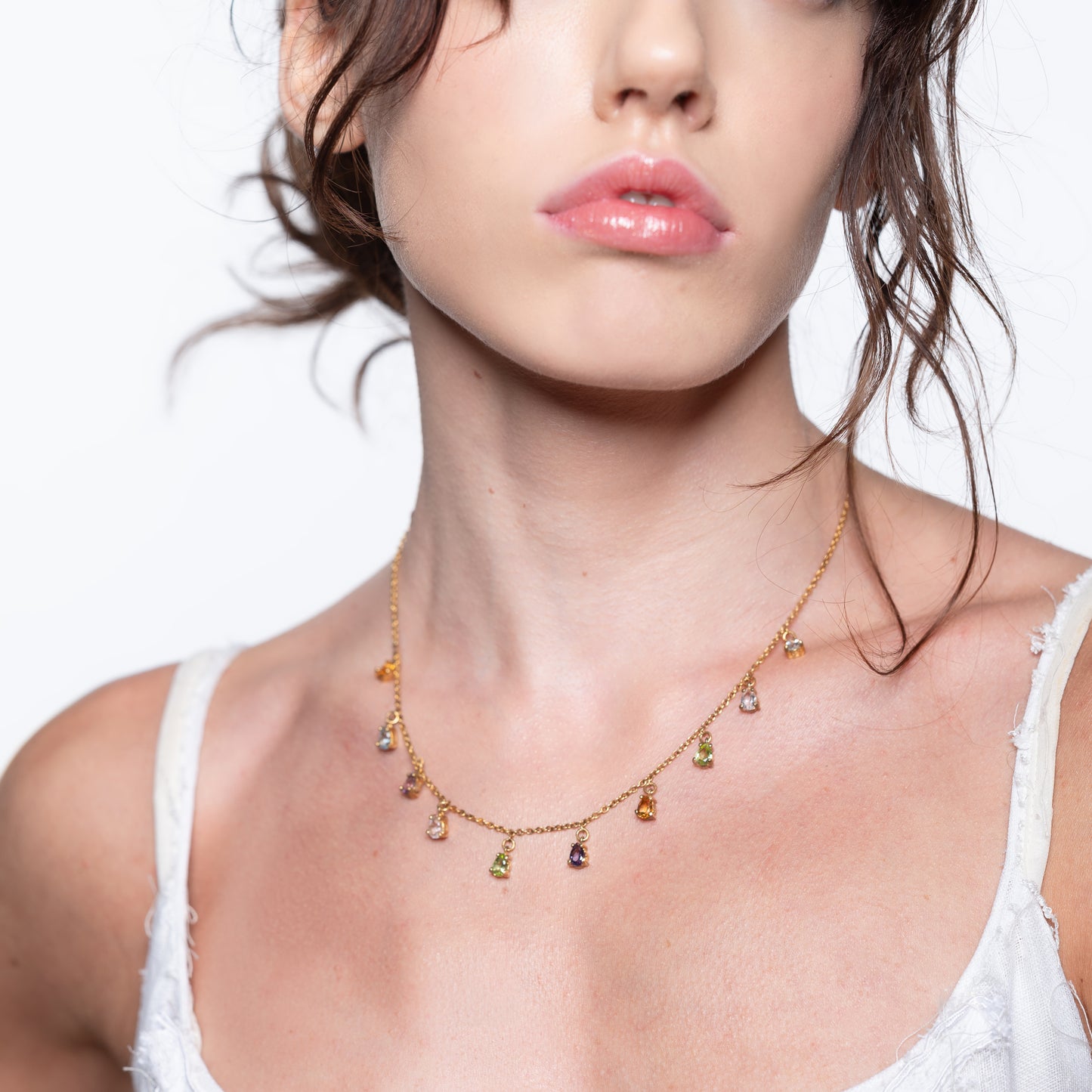 Collanina Drops indossata – collana in oro con gocce di pietre naturali multicolore, gioiello elegante made in Italy