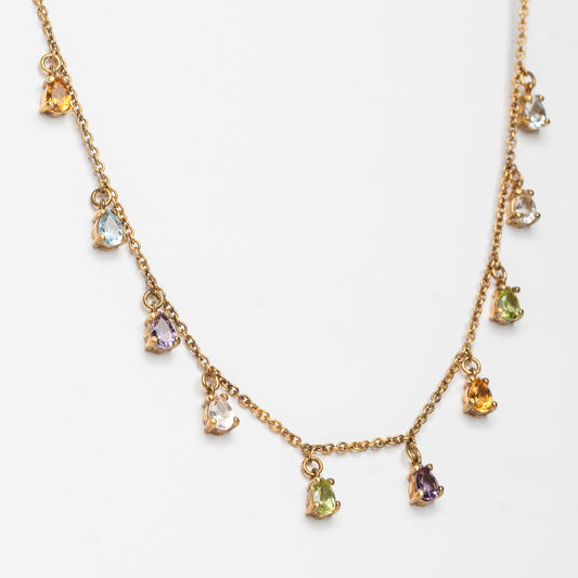 Dettaglio collana Drops con ciondoli a goccia in pietre colorate su catena in oro – design delicato artigianale Aduna Jewels