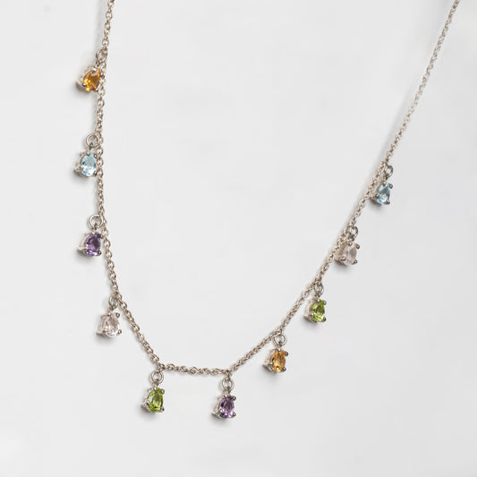 Dettaglio collana Drops in oro con gocce colorate – pietre naturali multicolore su catena fine by Aduna Jewels