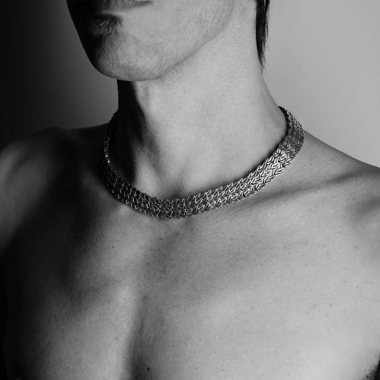 Foto lifestyle collana Laurus in argento 925 brunito con foglie di alloro indossata – Aduna Jewels