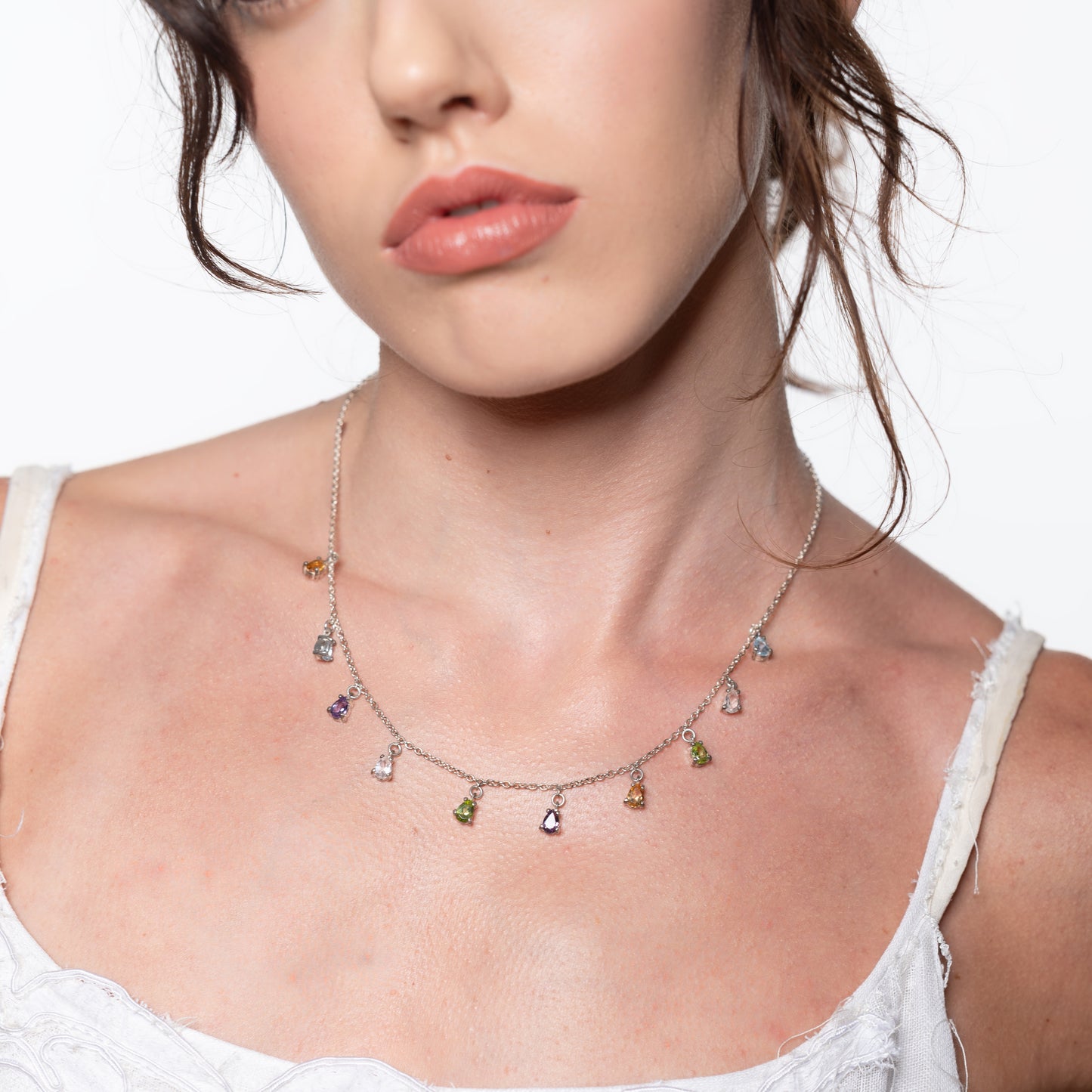 Collanina Drops con gocce colorate luminose indossata – collana artigianale in oro con pietre naturali made in Italy Aduna Jewels