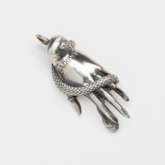 Dettaglio pendente mano argento con serpente e peridoto verde brillante – design raffinato e artigianale made in Italy by Aduna Jewels