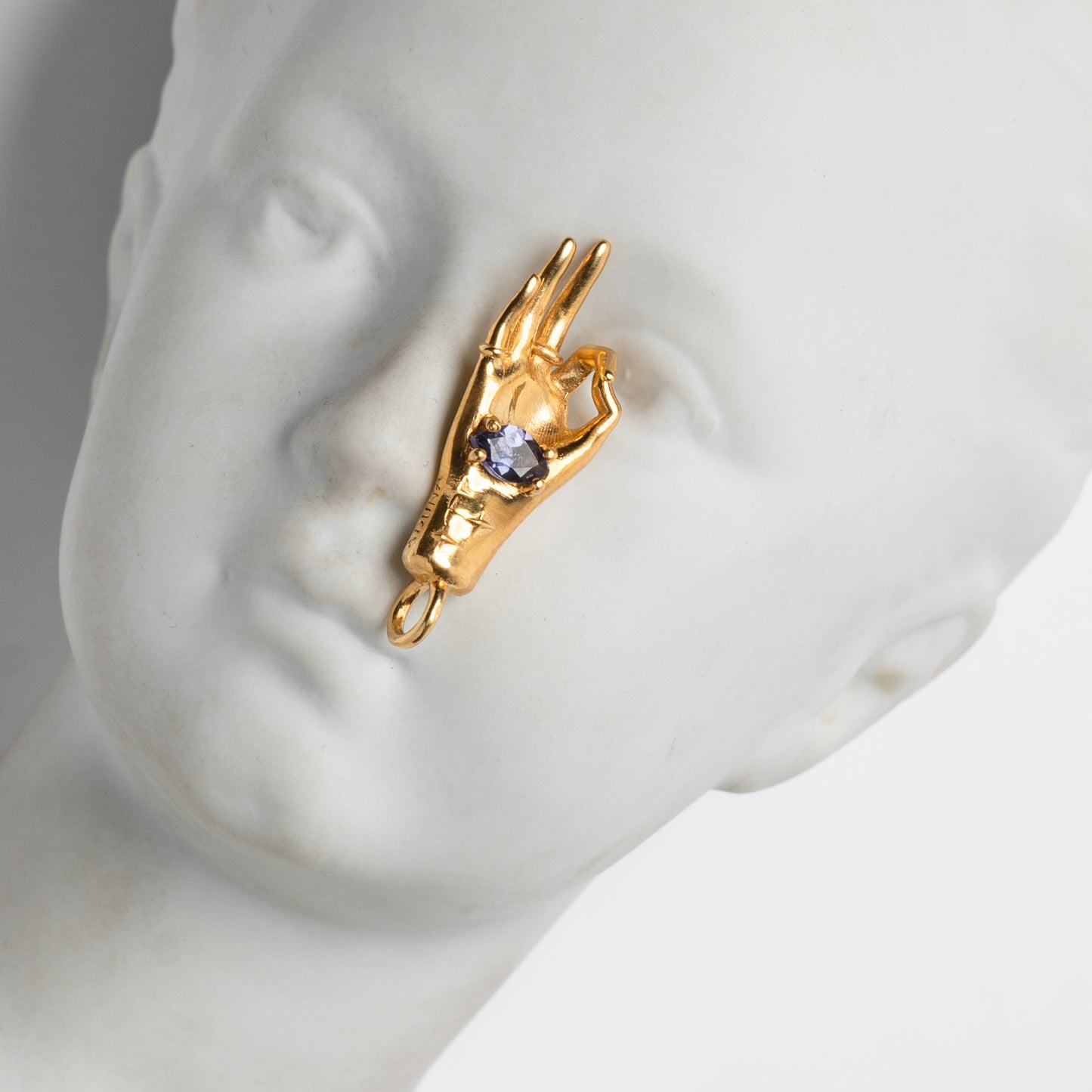 CONOSCENZA - pendente mano in oro con pietra iolite