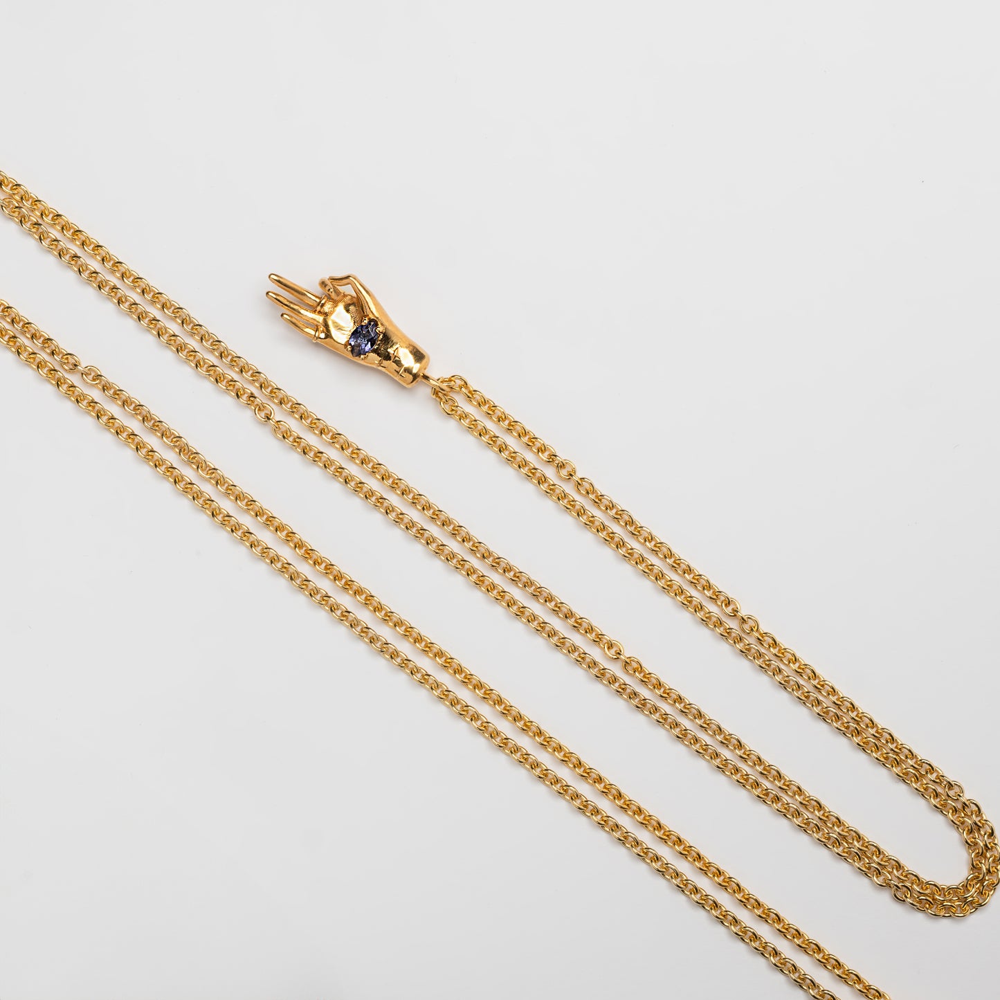 CONOSCENZA - pendente mano in oro con pietra iolite