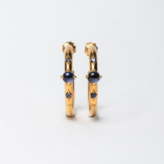 Dettaglio orecchini cerchio oro con iolite taglio cabochon – design minimal e raffinato firmato Aduna Jewels