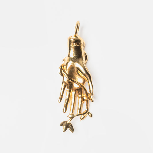 Dettaglio pendente mano in oro con pietra citrino sfaccettata – design luminoso e raffinato made in Italy by Aduna Jewels