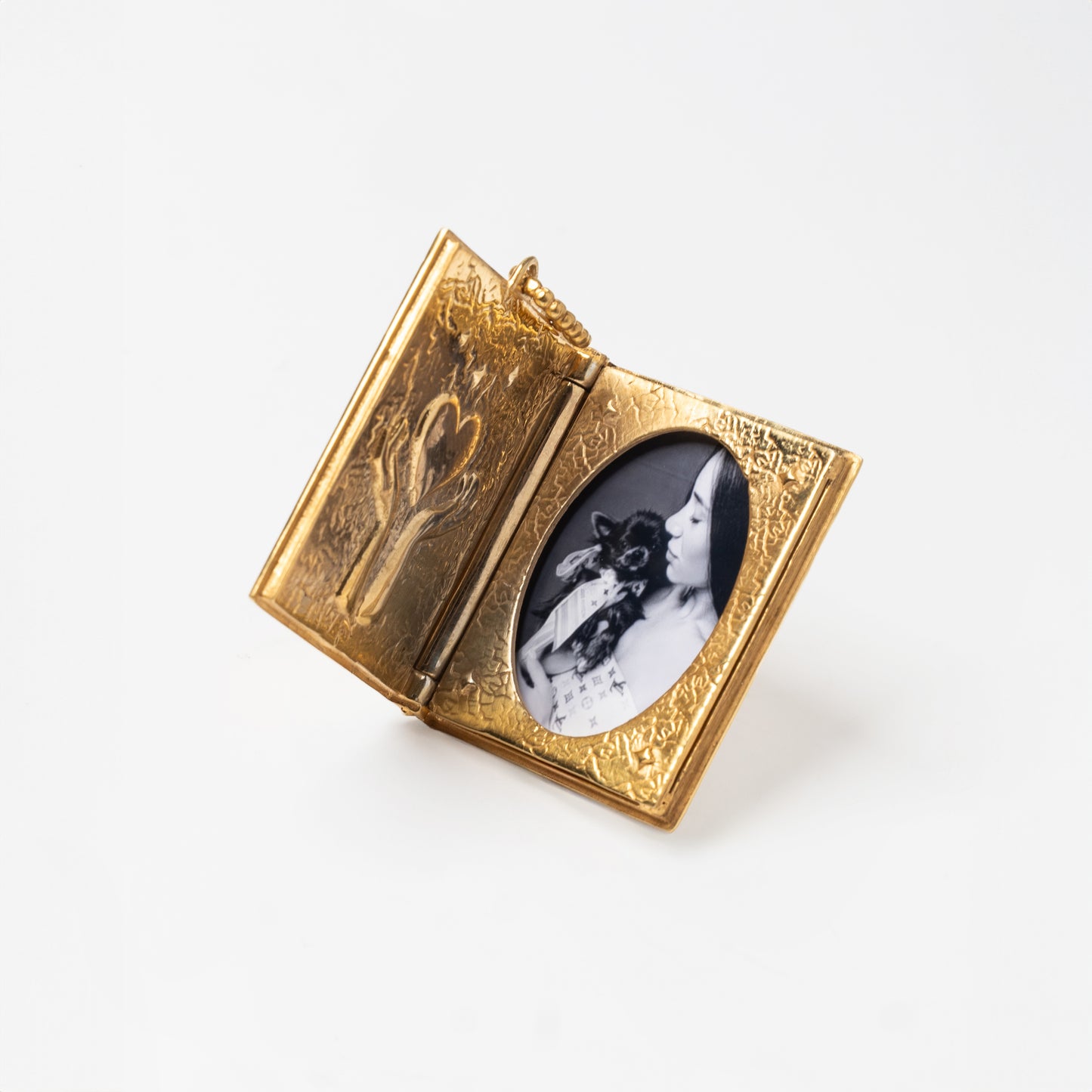 Pendente libro in oro con apertura porta foto e pietra granato – gioiello artigianale personalizzabile firmato Aduna Jewels