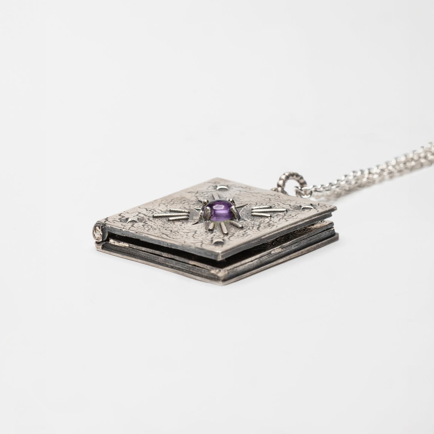 Dettaglio pendente libro apribile in argento con pietra naturale ametista – gioiello porta ricordi artigianale made in Italy by Aduna Jewels