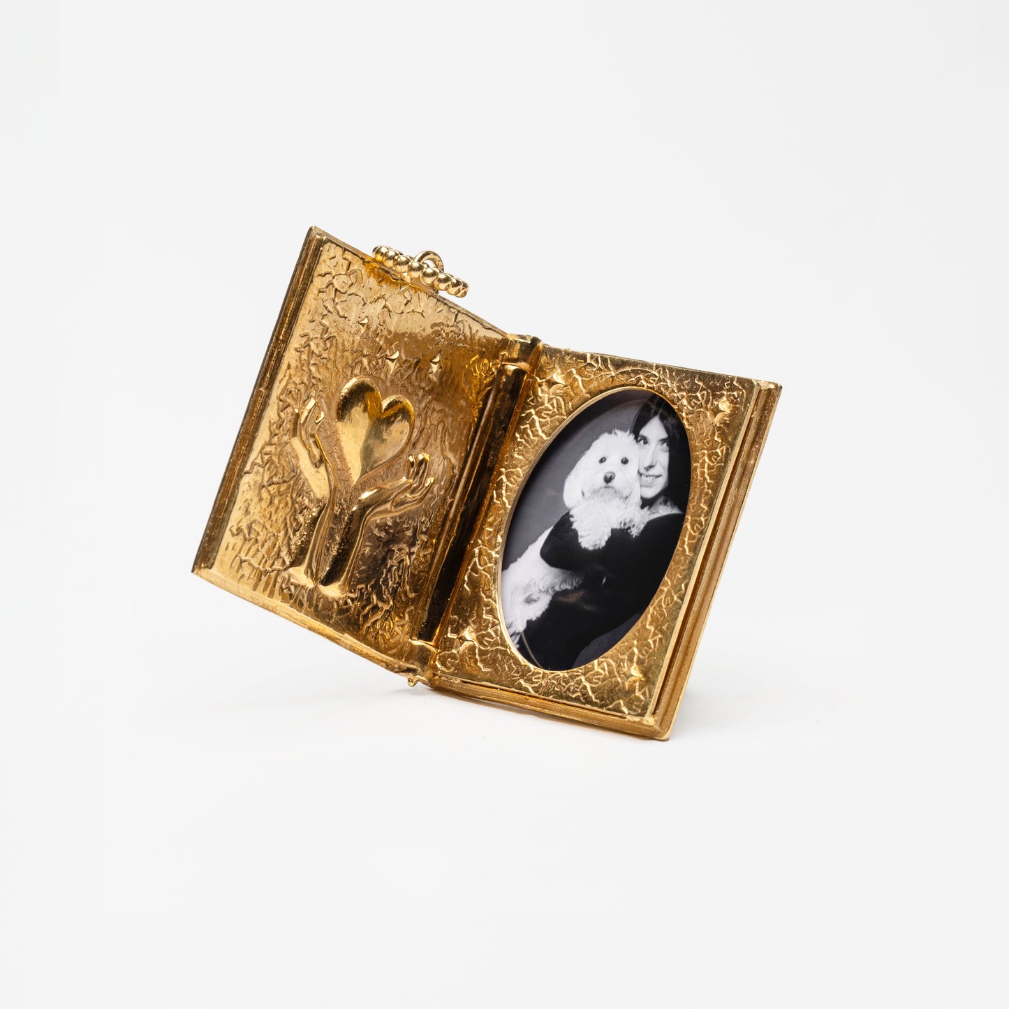 Dettaglio pendente libro apribile in oro con pietra naturale onice nera – ciondolo artigianale made in Italy by Aduna Jewels