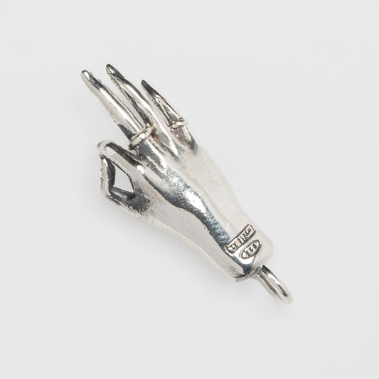 Dettaglio pendente mano argento 925 brunito lucido con pietra naturale iolite – design raffinato e spirituale made in Italy by Aduna Jewels