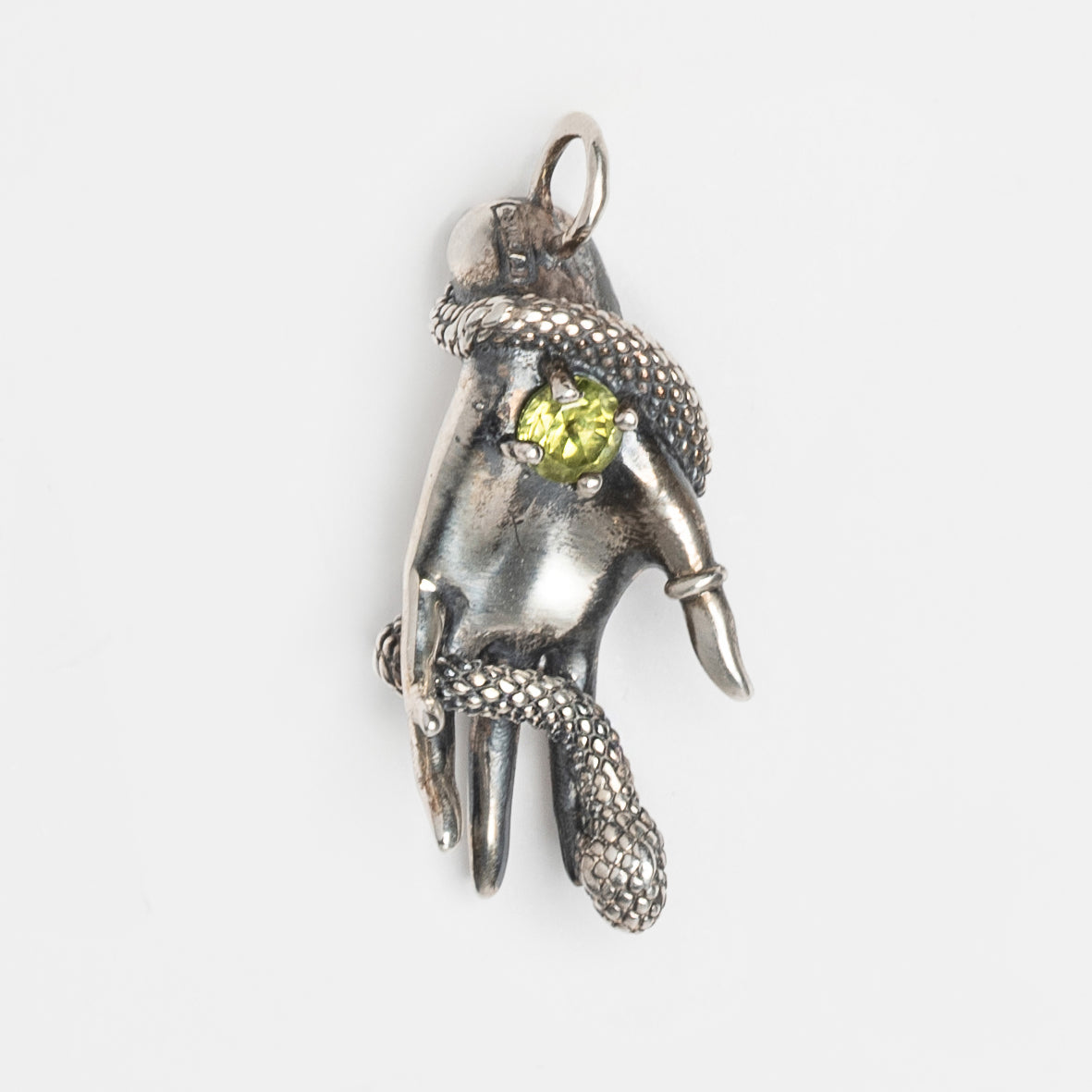 Pendente Desiderio in argento brunito con mano cesellata, serpente dorato e pietra peridoto verde – gioiello simbolico artigianale Aduna Jewels