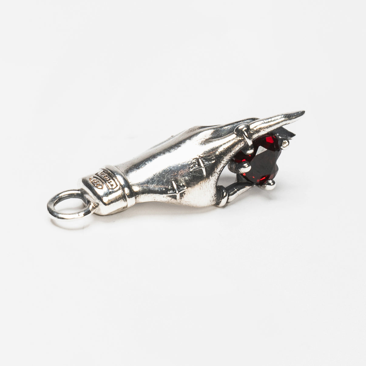Dettaglio pendente mano in argento 925 con granato rosso a cuore – design artigianale raffinato firmato Aduna Jewels