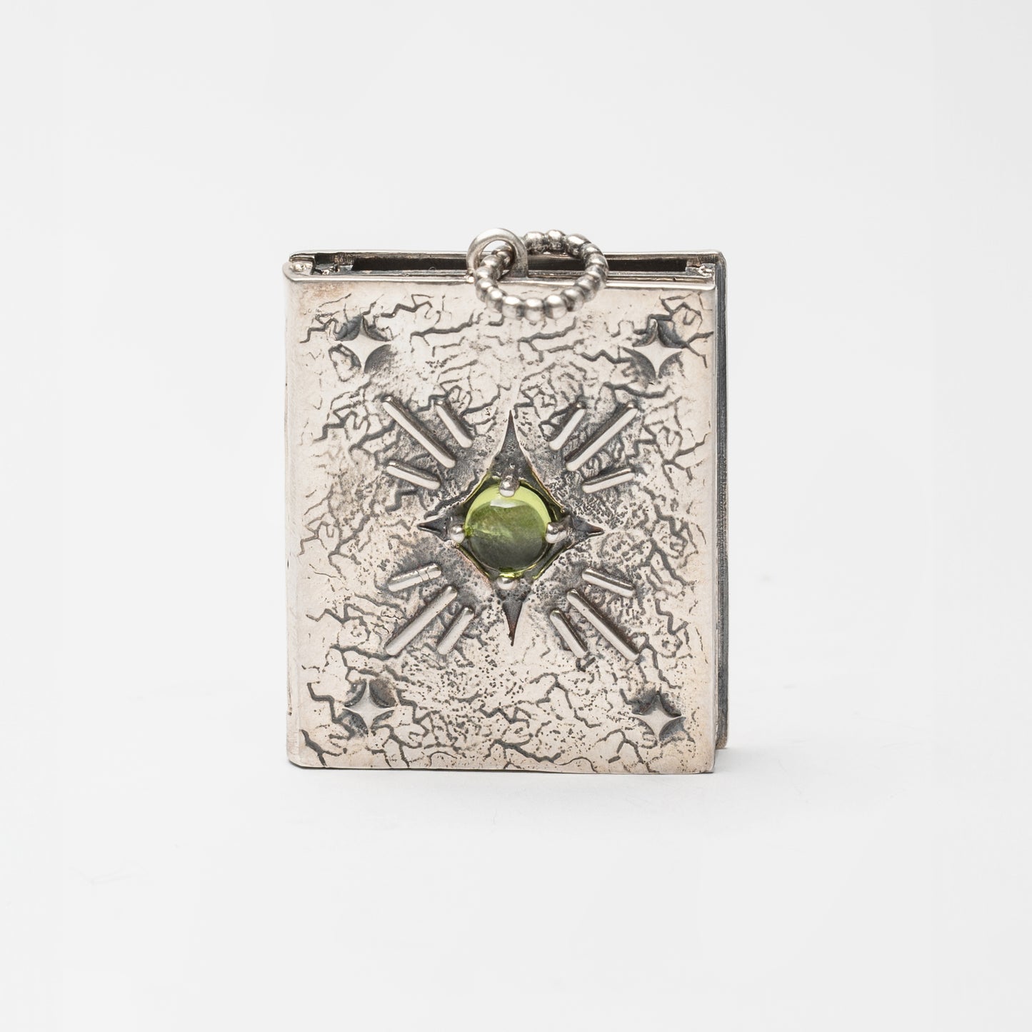 Pendente a forma di libro in argento 925 brunito, finemente cesellato con dorso inciso e classica chiusura a cerniera – gioiello artigianale Aduna Jewels