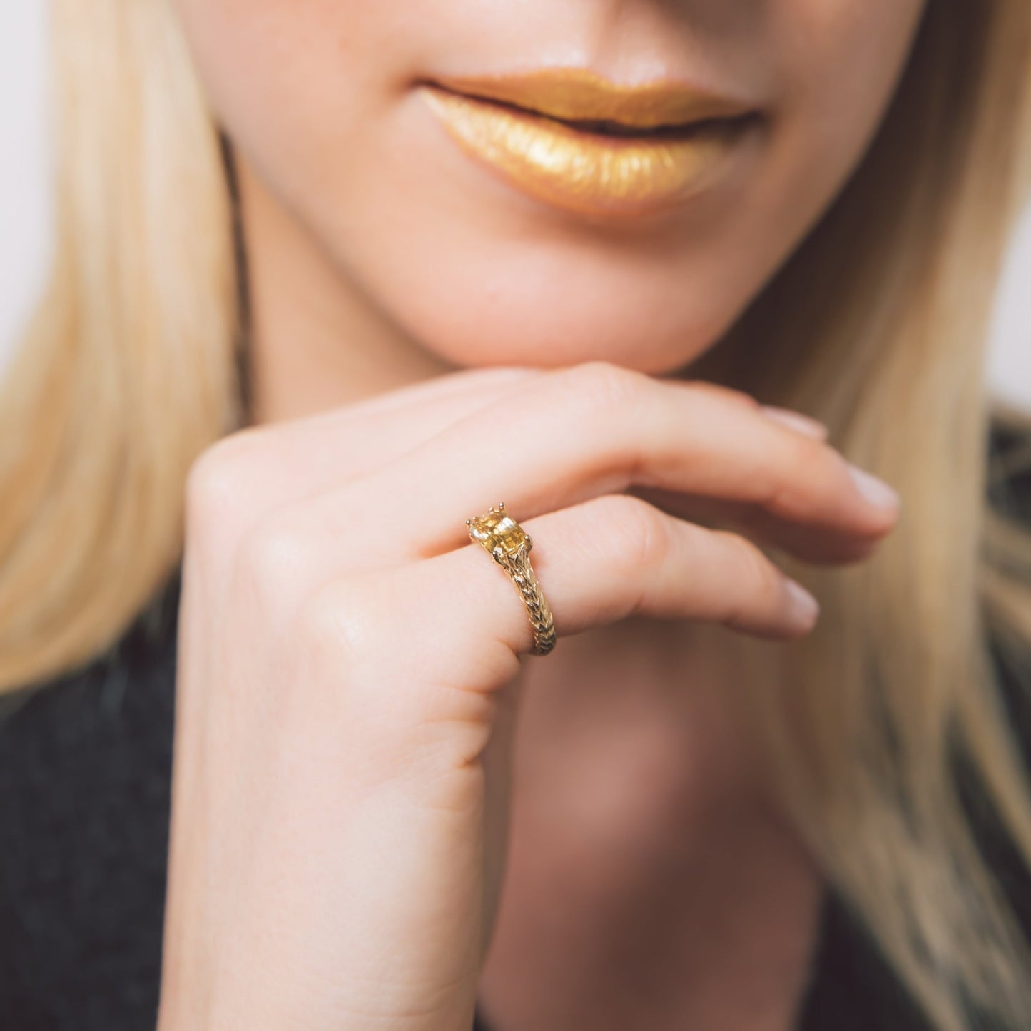 Anello Alloro con citrino giallo indossato – gioiello artigianale in oro, luminoso e simbolico, by Aduna Jewels