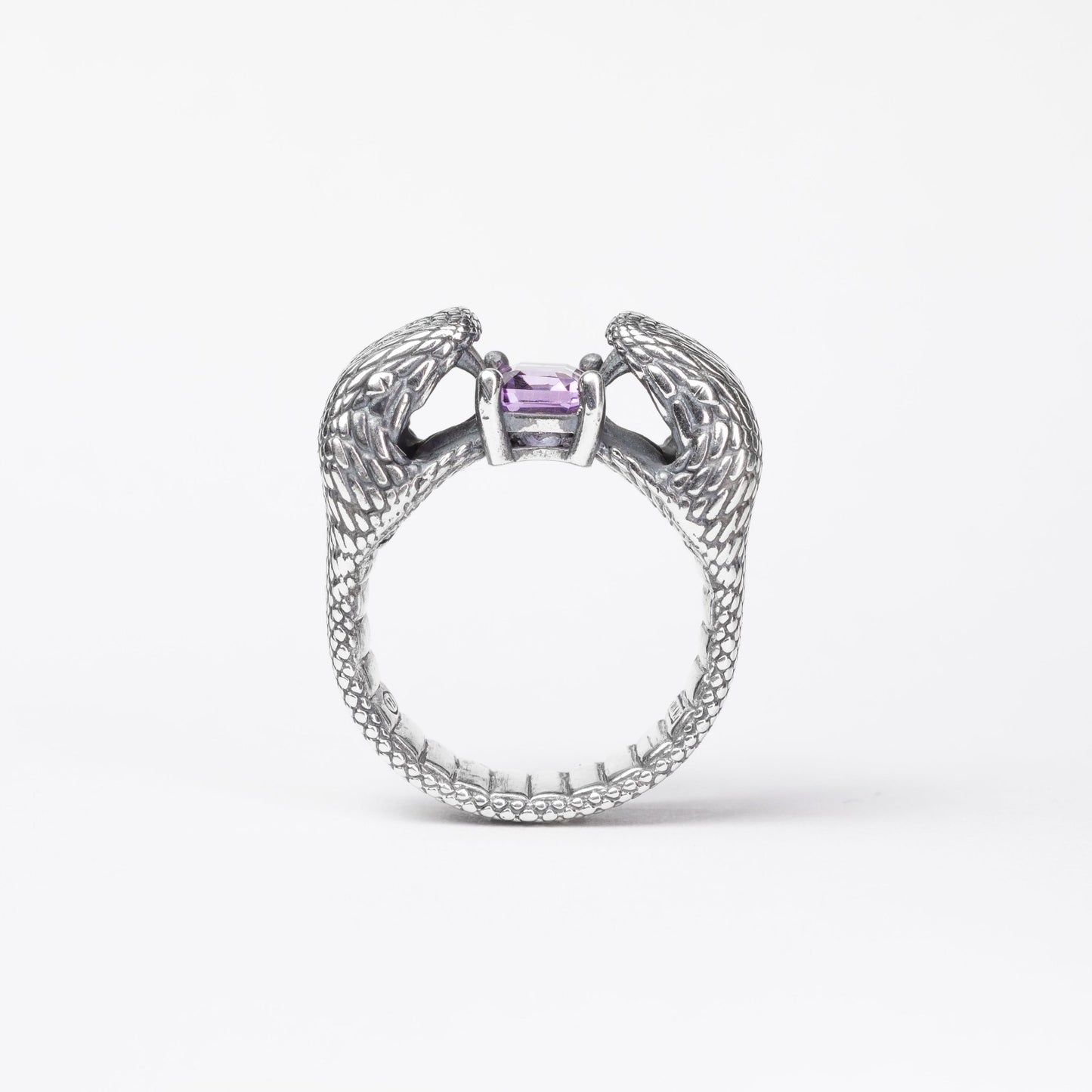Anello Anfisbena in oro con doppia testa di serpente e ametista viola – gioiello artigianale simbolico Aduna Jewels