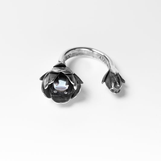 Dettaglio anello floreale Tulipano in argento 925 brunito con pietra centrale topazio – design raffinato e artigianale by Aduna Jewels
