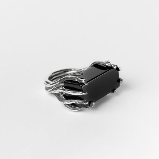 Dettaglio radici intrecciate dell’anello Rovi in argento 925 brunito con gemma onice nero – Aduna Jewels