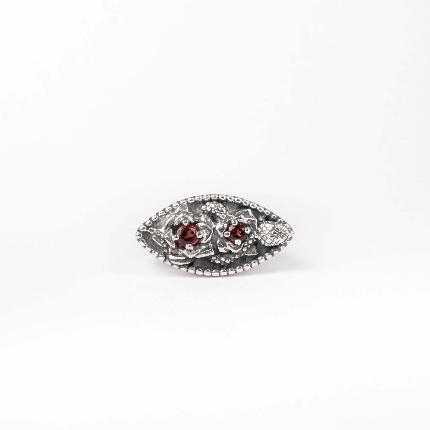 Tacet Amores - Chevalier ring with bezel and garnet stone
