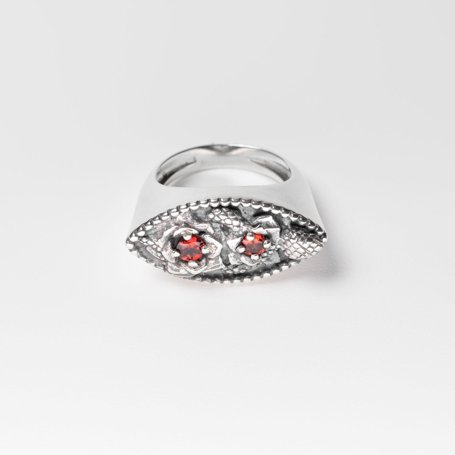 Tacet Amores - Chevalier ring with bezel and garnet stone