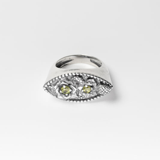 Dettaglio anello in oro con serpenti intrecciati, rose cesellate e peridoto – design ricercato e simbolico by Aduna Jewels