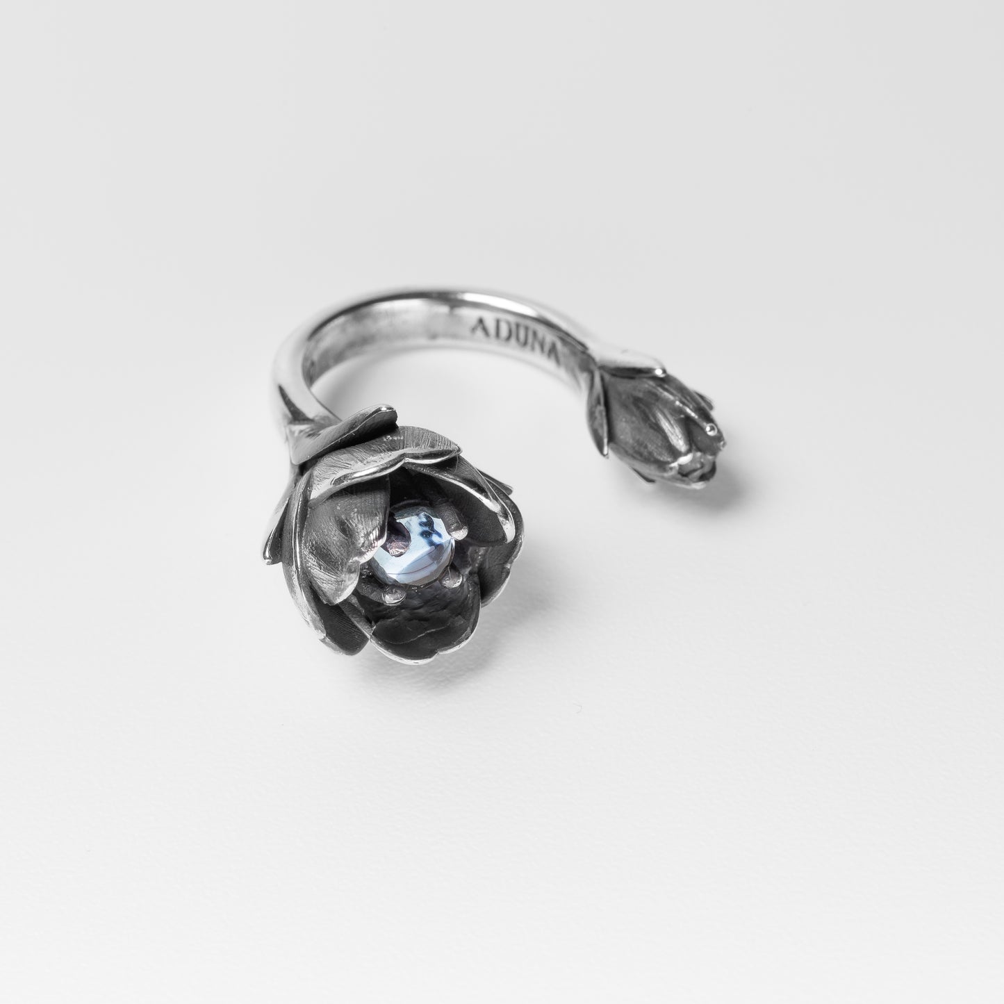 Anello Tulipano in argento con pietra azzurra e forma ispirata al fiore – gioiello artigianale floreale Aduna Jewels