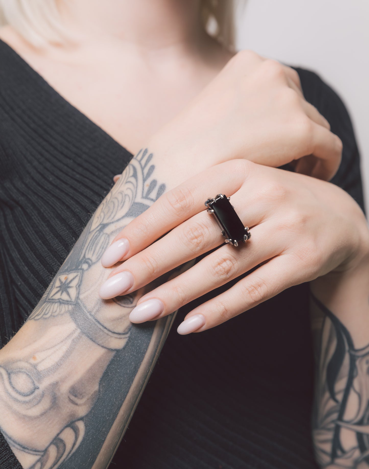 Foto lifestyle anello Rovi indossato: radici botaniche in argento 925 brunito con pietra onice nera – Aduna Jewels