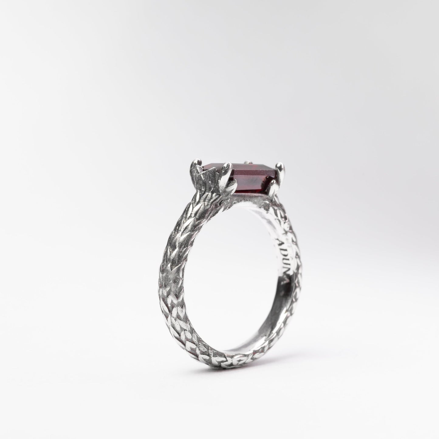 Anello Alloro in argento con foglie cesellate – gioiello artigianale ispirato alla corona d’alloro, simbolo di vittoria e rinascita