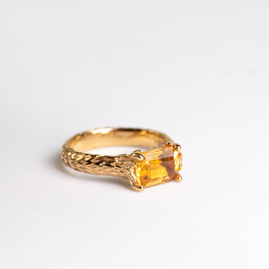 Dettaglio anello Alloro in oro con citrino naturale – design elegante con foglie cesellate, ispirato all’antica simbologia vittoriosa