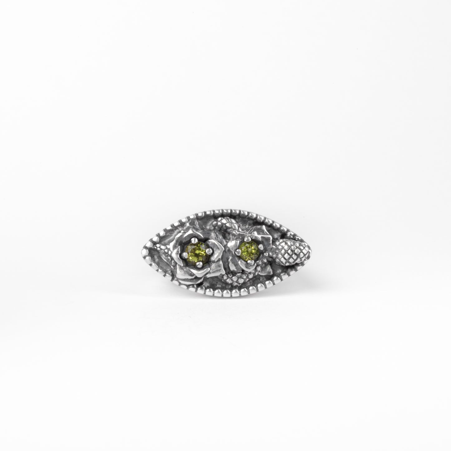 Anello Rose e Serpenti in oro con peridoto verde e dettagli scolpiti – gioiello artigianale simbolico Aduna Jewels