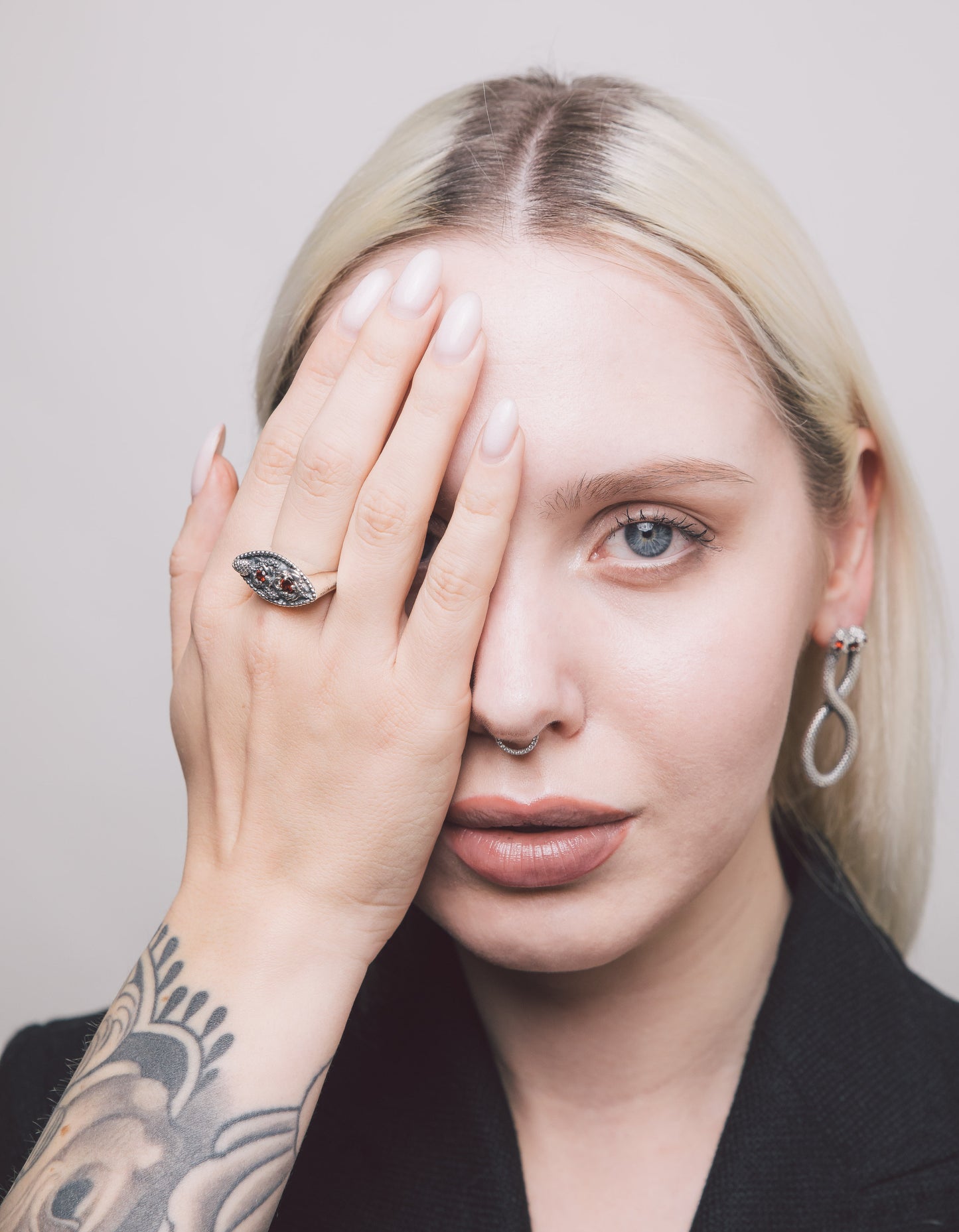 Tacet Amores - Chevalier ring with bezel and garnet stone