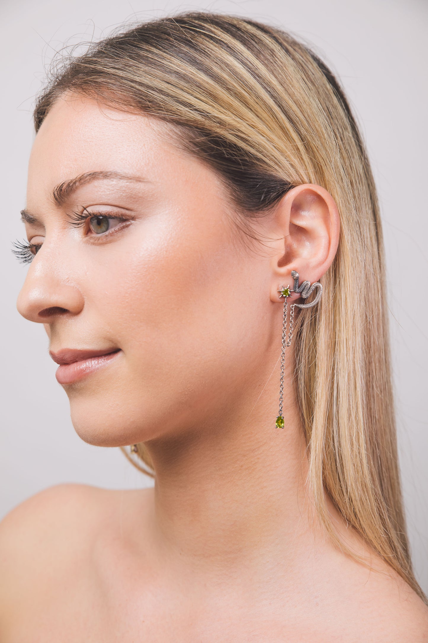 Stilla Vitae - Orecchino pendente con pietra peridot