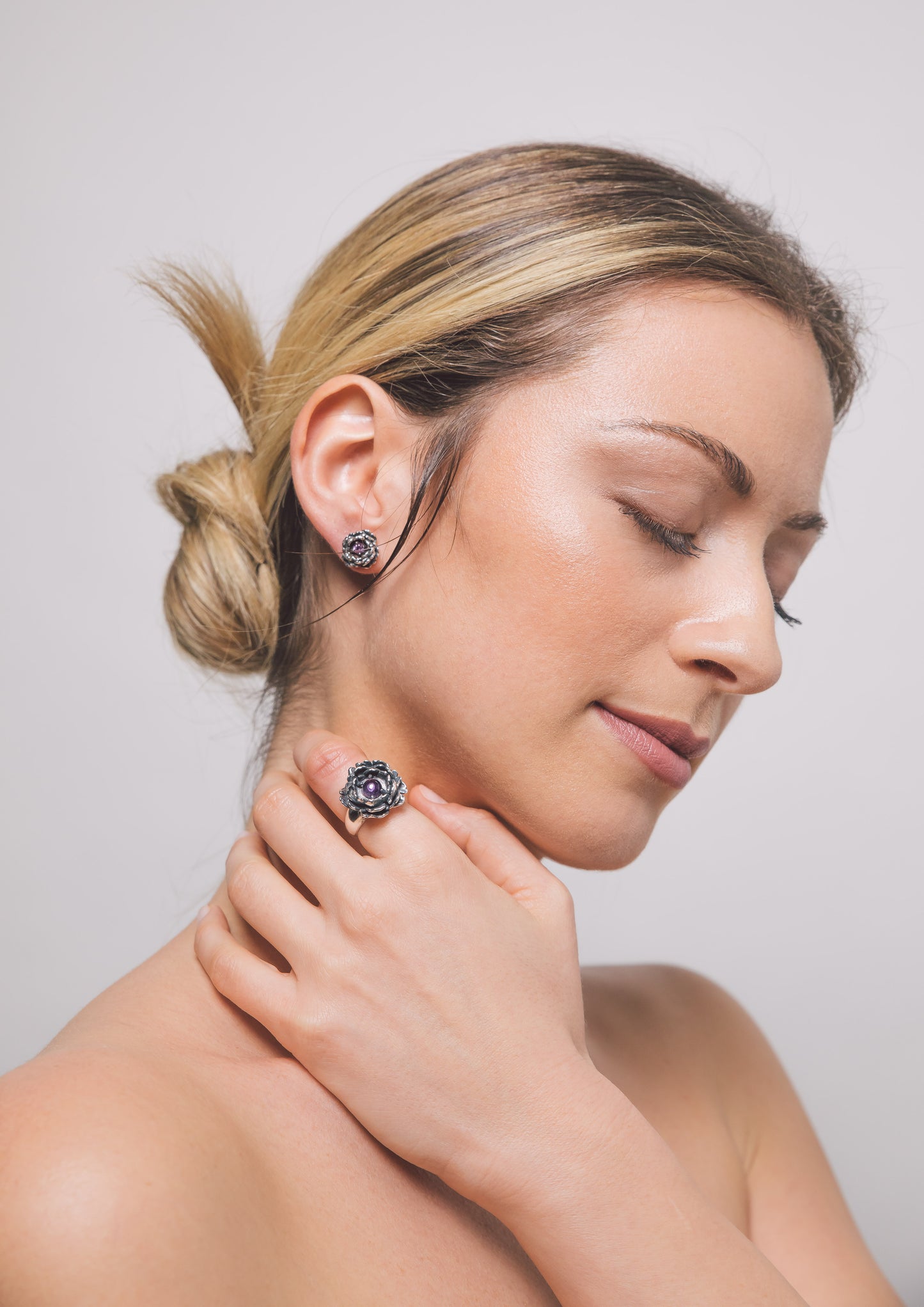 Orecchini Peony in ametista indossati – eleganti gioielli in stile floreale made in Italy by Aduna Jewels