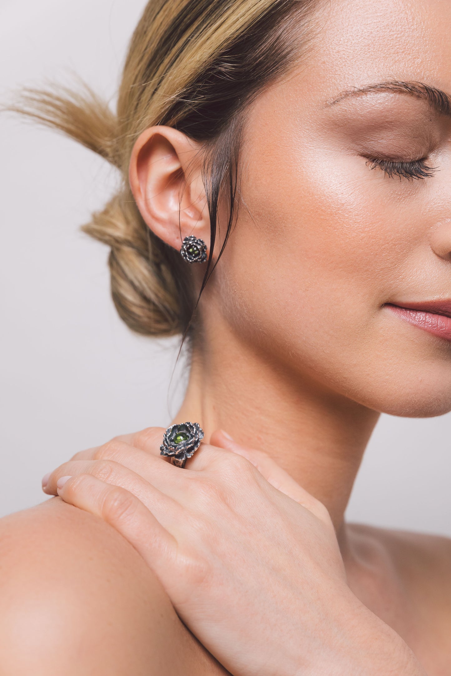 PEONY - peony ring with peridot stone