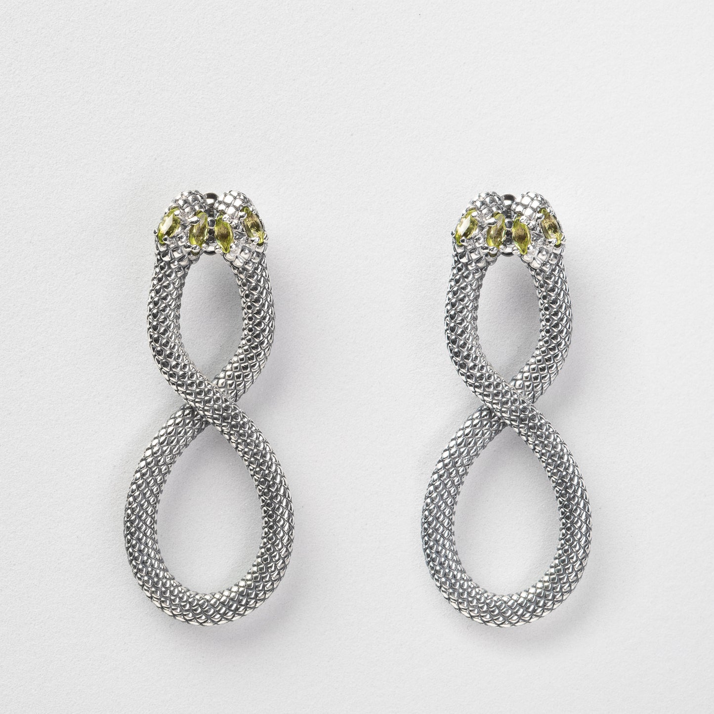 Infinitum - Orecchini pendenti con pietra peridot