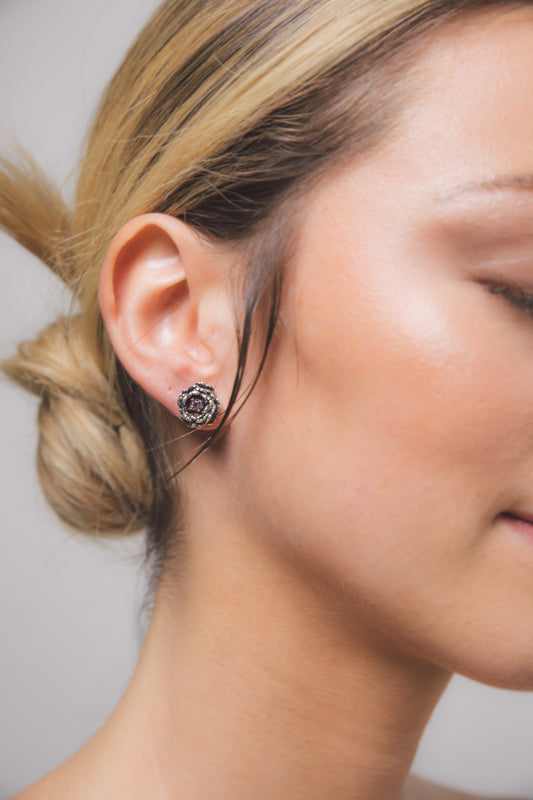 Dettaglio orecchini Peony con pietra ametista sfaccettata – lavorazione artigianale di alta qualità, Aduna Jewels