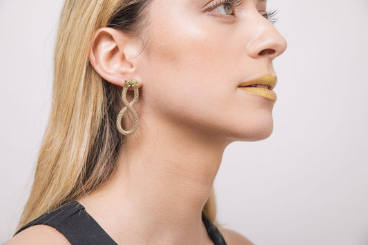 INFINITUM - orecchini pendenti con pietra peridot