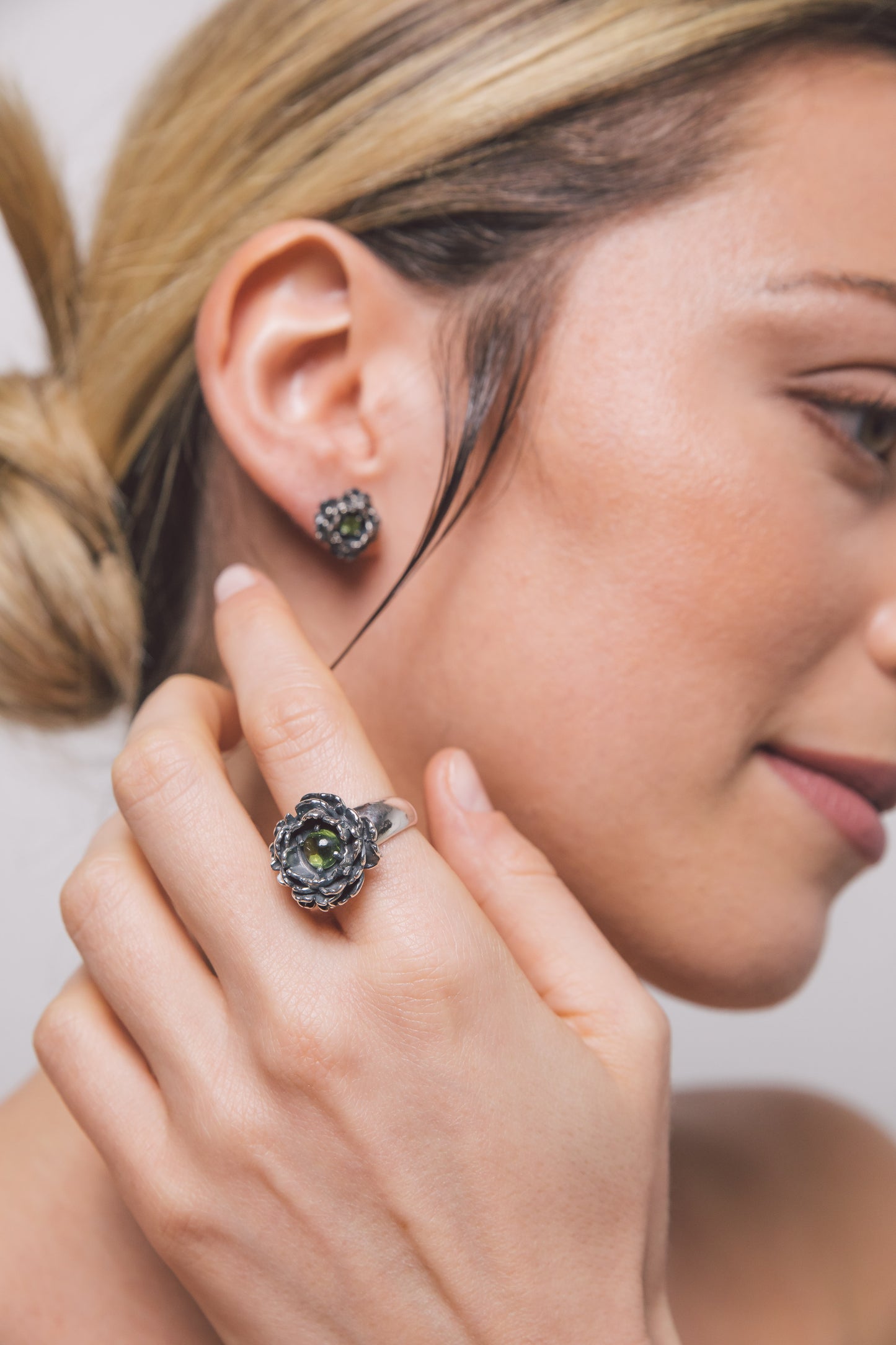 PEONY - peony ring with peridot stone