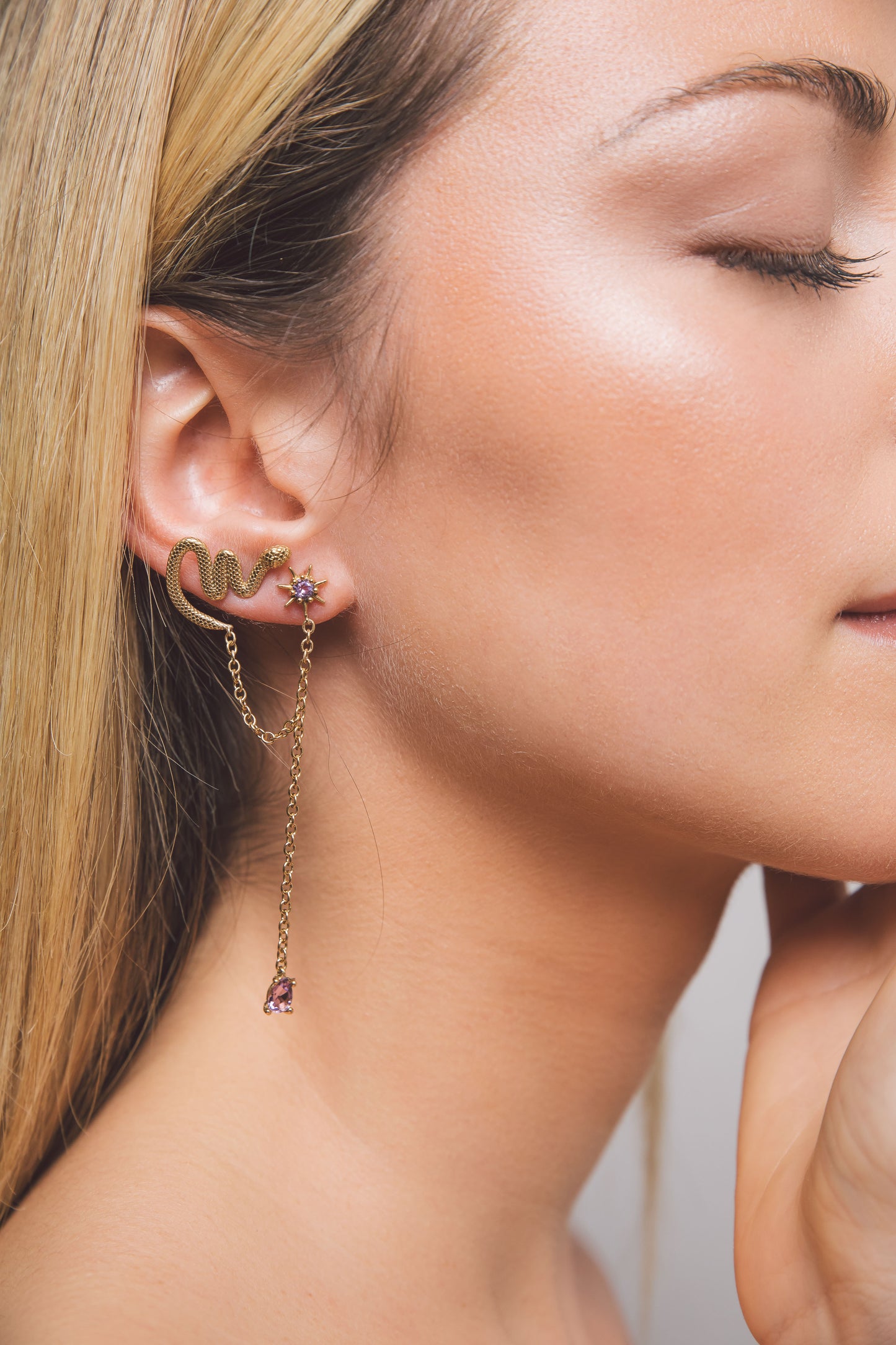 Dettaglio orecchini pendenti in oro a catenella sottile – design minimalista e raffinato by Aduna Jewels