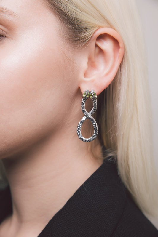 INFINITUM - orecchini pendenti con pietra peridot