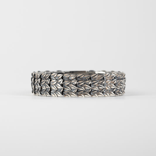 Dettaglio bracciale Laurus: maglie rettangolari in argento 925 brunito con finitura artigianale e snodo flessibile – Aduna Jewels