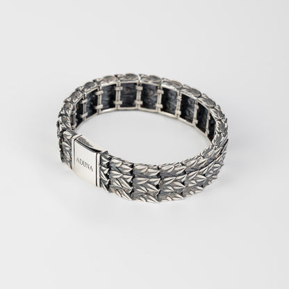 Dettaglio bracciale Laurus: maglie rettangolari in argento 925 brunito con finitura artigianale e snodo flessibile – Aduna Jewels